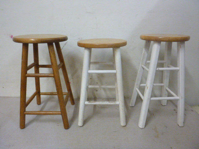 lot 82 image: 3 Bar Stools