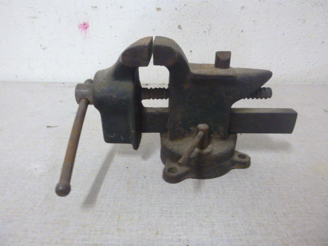 lot 102 image: 4 Bench Vise