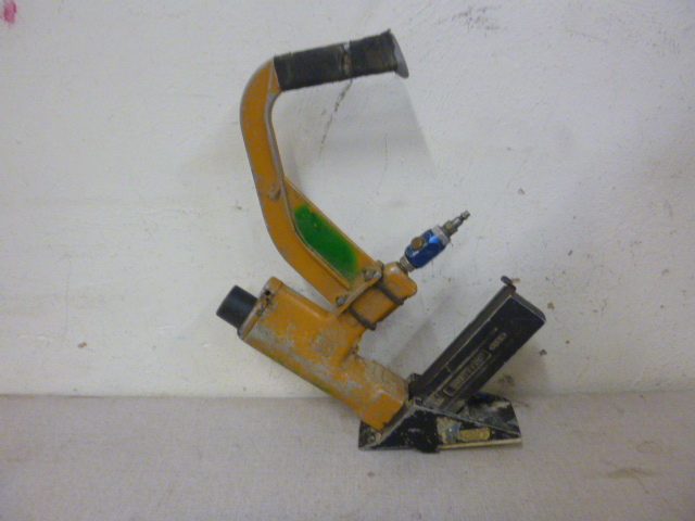 lot 143 image: Bostitch S4 Pneumatic Flooring Staple