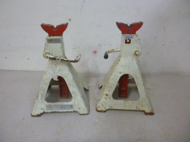 lot 146 image: 2 Heavy Duty Jack Stands