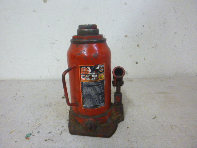 lot 150 image: 20 Ton Bottle Jack