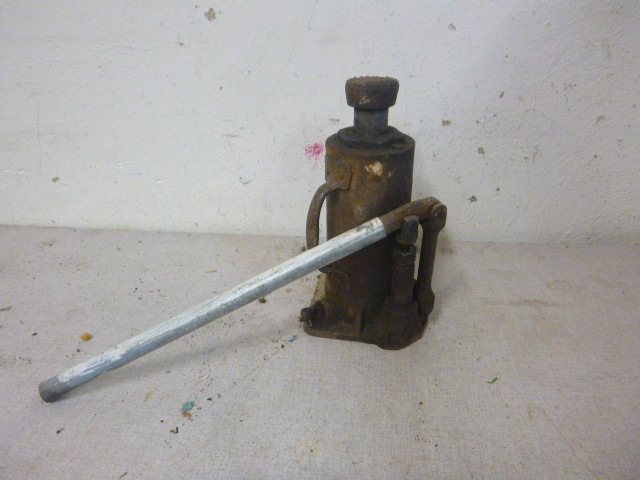 lot 151 image: Big Bottle Jack