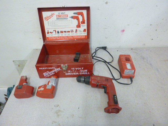 lot 171 image: Milwaukee 12 Volt Drill