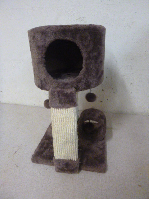 lot 197 image: Cat Den
