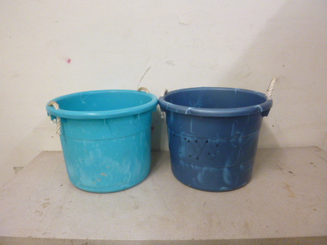 lot 215 image: 2 Tubs