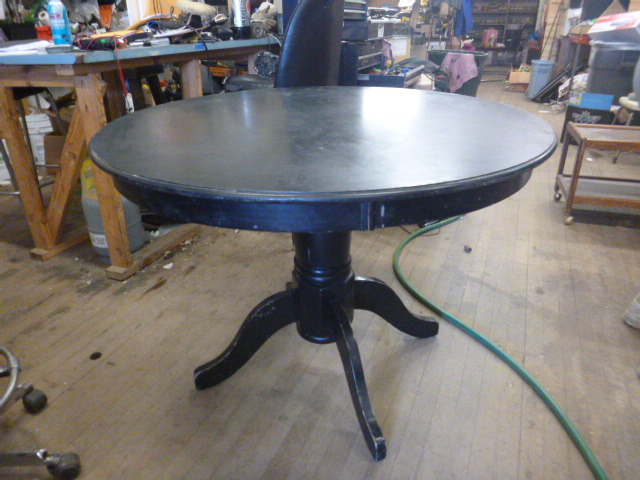 lot 218 image: Round Table