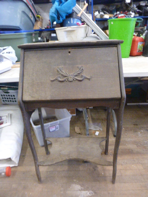 lot 233 image: Small Desk