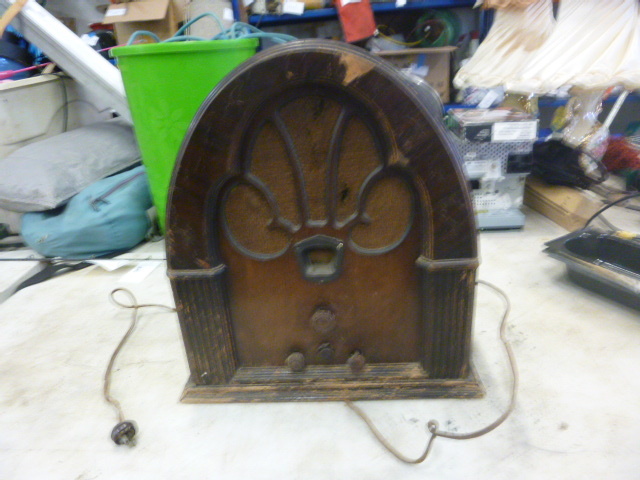 lot 237 image: Vintage Philco Radio