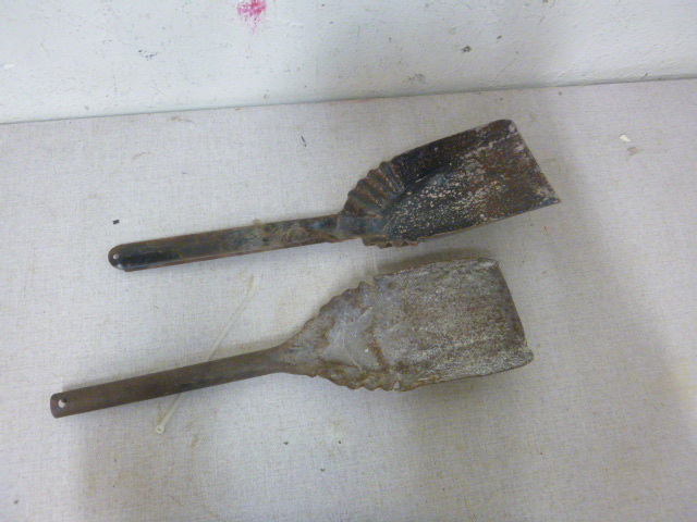 lot 246 image: 2 Ash Shovels