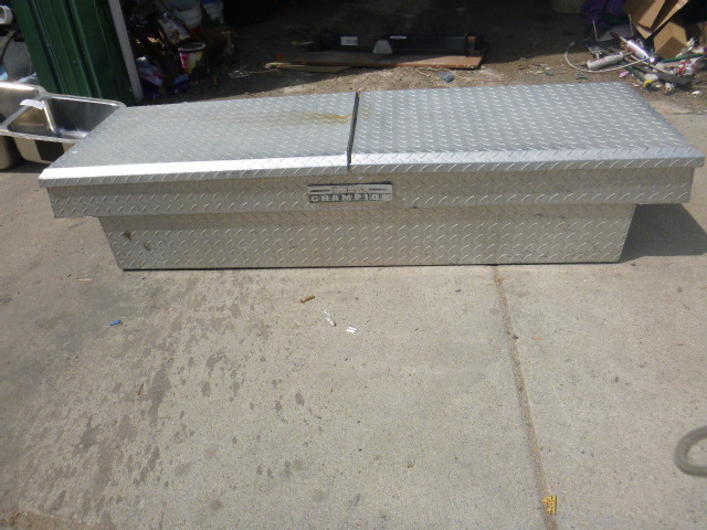 lot 284 image: Aluminum Truck Toolbox