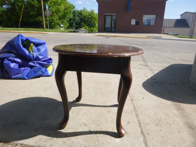lot 308 image: End Table