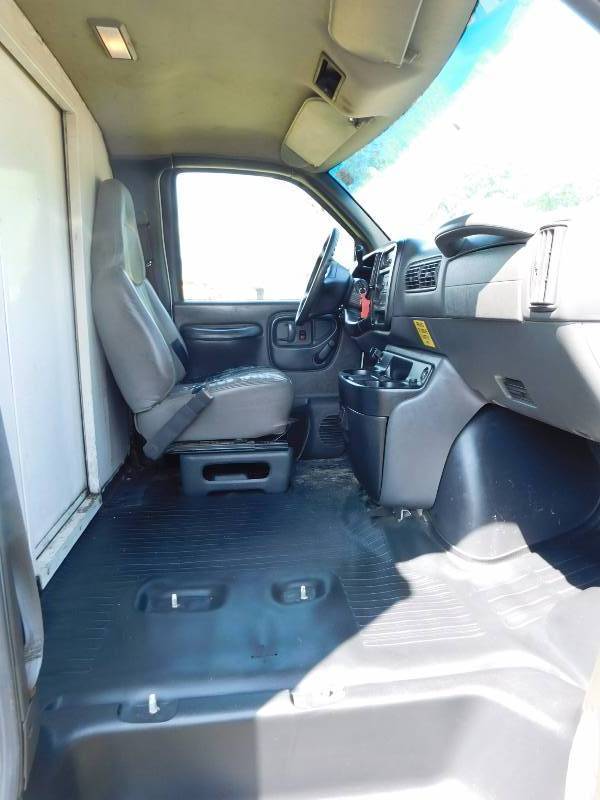 lot 1 image: 2002 Chevy 3500 Cube Van