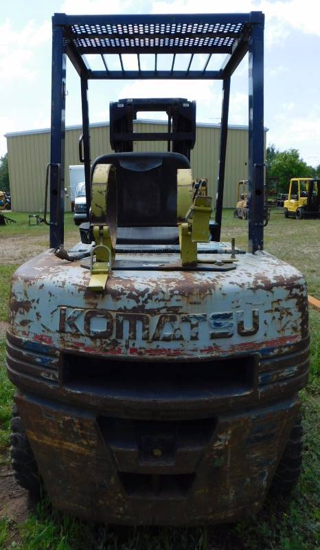 lot 7 image: 6000lb Komatsu FG30G-11 Forklift