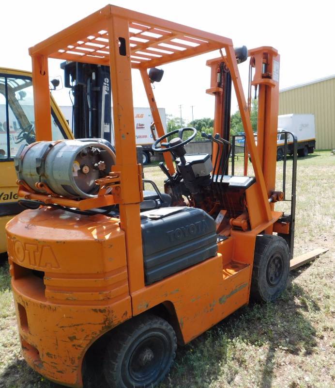 lot 8 image: 3000lb Toyota Forklift