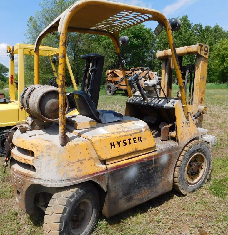 lot 12 image: 4000lb Hyster H40 Forklift