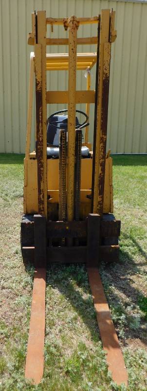 lot 13 image: Allis-Chalmers ACC-20 Forklift