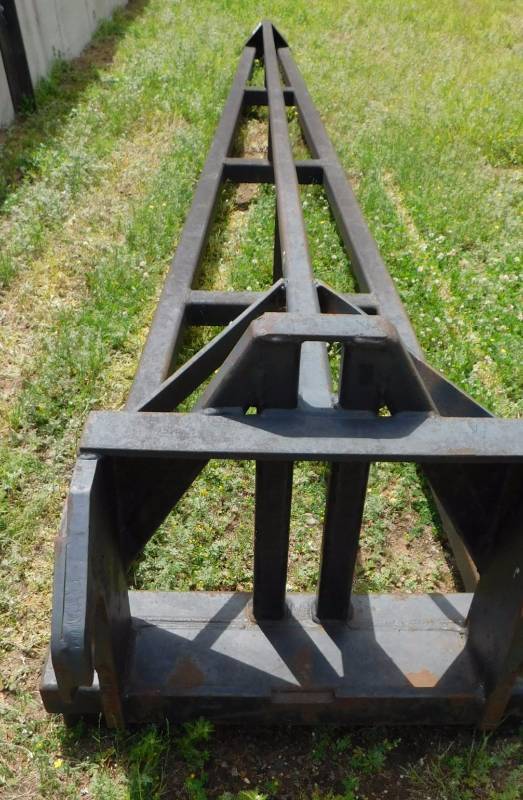 lot 15 image: 16 Truss Boom
