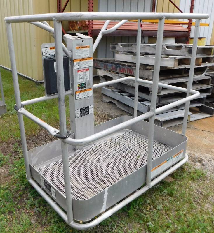 lot 21 image: Aluminum Work Platform Basket