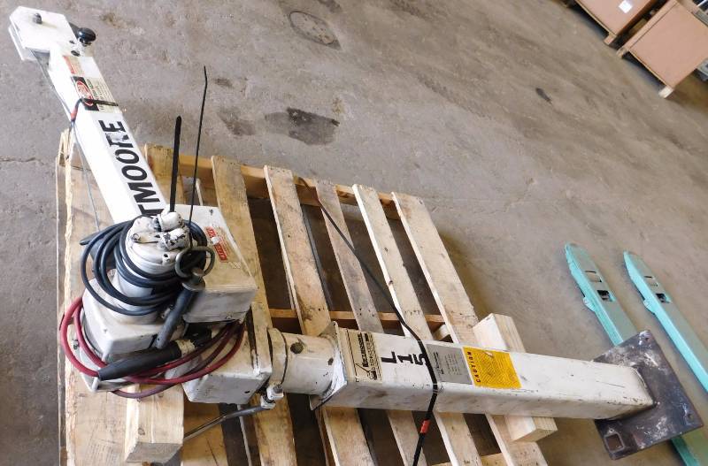 lot 30 image: 24V Liftmoore L15 Electric Crane wRemote