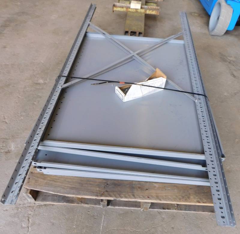 lot 32 image: Metal Shelving Unit