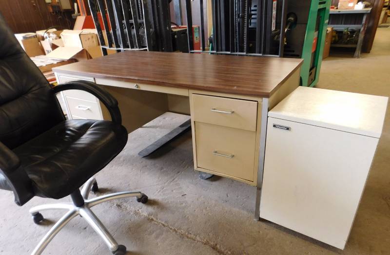 lot 35 image: Metal Desk, Chair & Storage Unit