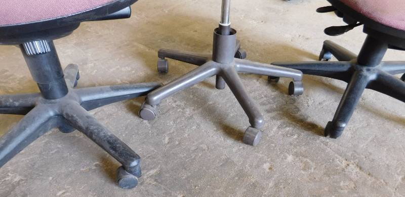 lot 38 image: Three Adjustable Rolling Office Chairs