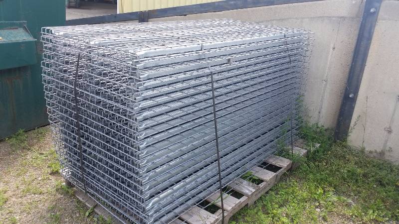 lot 51 image: 34  x 74 Wire Decking
