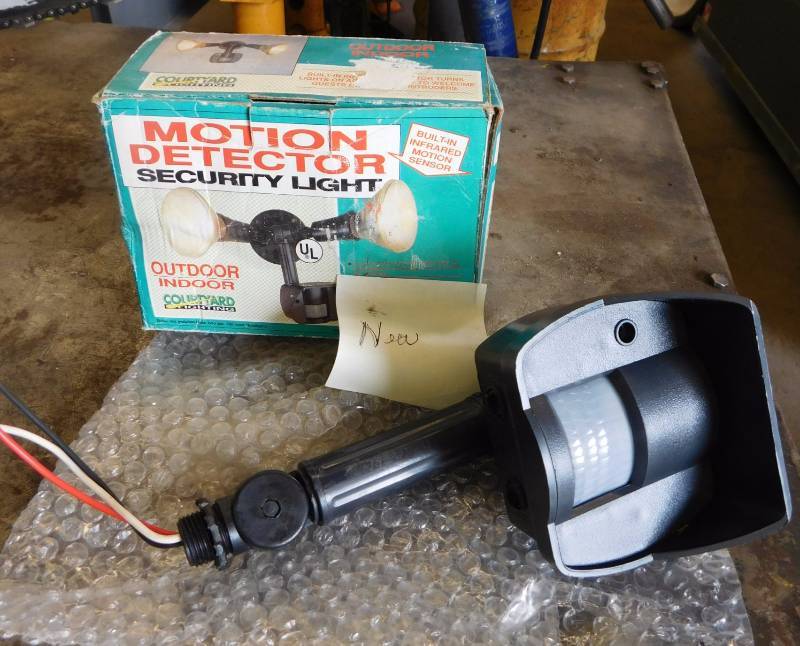 lot 53 image: IndoorOutdoor Motion Detector Security Light