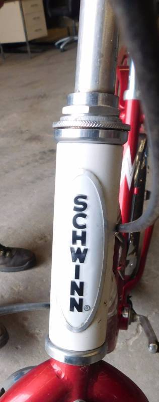 lot 60 image: 5 Speed Schwinn Bicycle