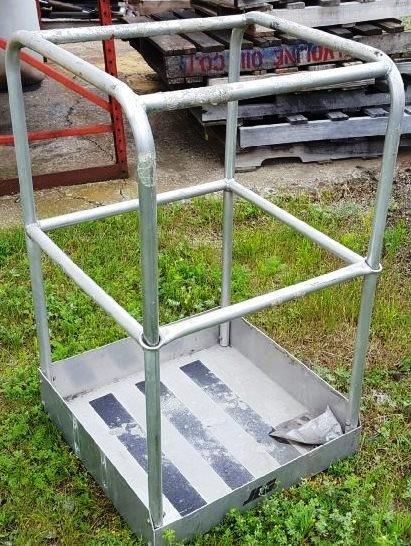 lot 22 image: Aluminum Work Platform Basket