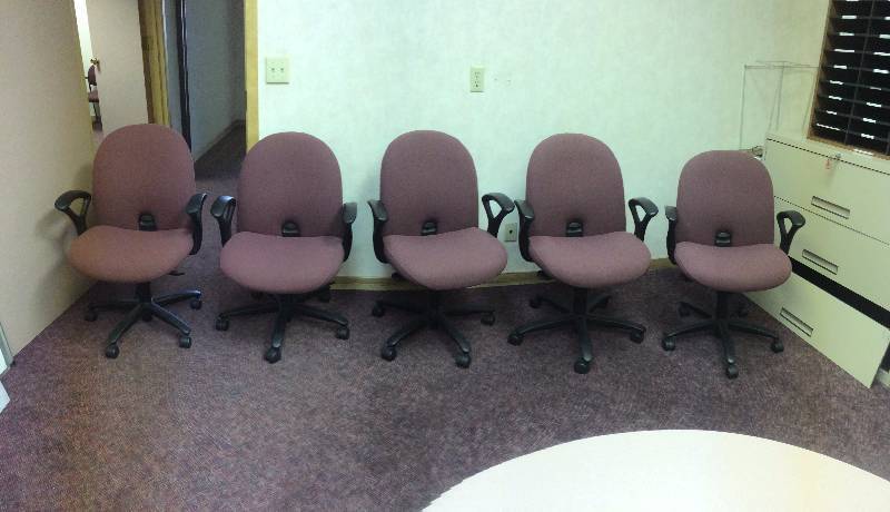lot 3 image: Round Meeting Table and 5 Rolling Chairs