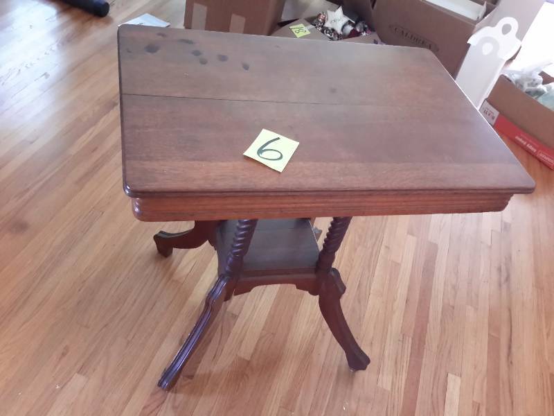 lot 6 image: Antique Occasional table. Twisted legs.. Oak wood..Solid with a crack in the top surface.