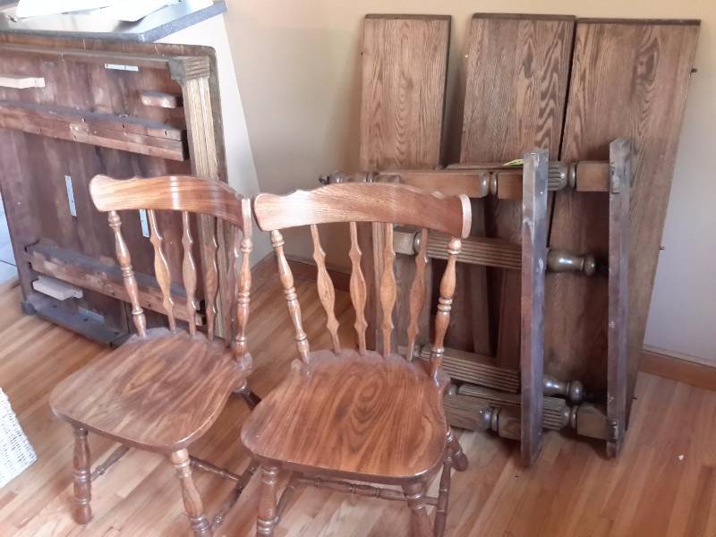 lot 9 image: Oak Dining Room table and 2 Chairs