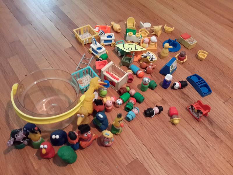 lot 62 image: 20 Small Plastic Wind up toys