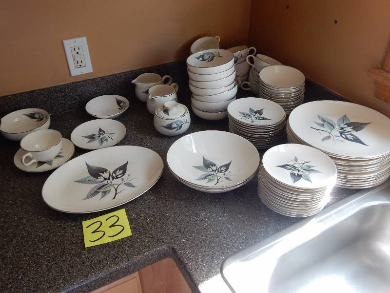lot 33 image: HOMER LAUGHLIN, RHYTHYM Nice China Set.