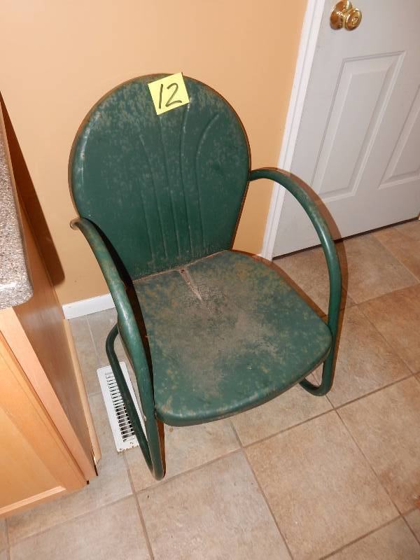 lot 12 image: Vintage Lawn Chair.. Needs paint but very sturdy