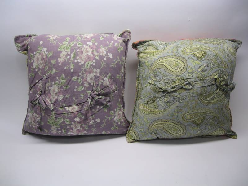 lot 581 image: Set of 2 Reversible Decorative Pill...