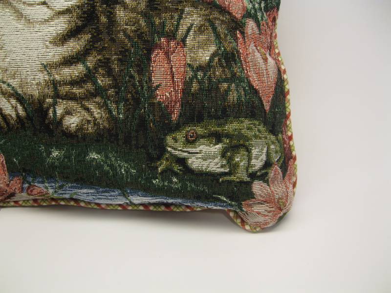 lot 589 image: Set of 2 Decorative Cat Pillows - 1...