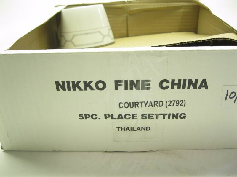 lot 1151 image: Nikko Fine China 5 piece single pla...