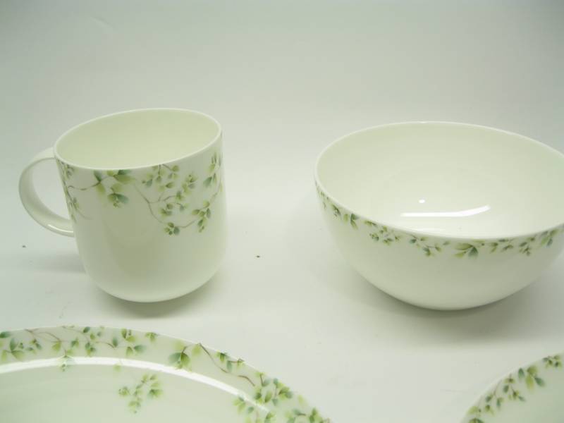lot 1152 image: Nikko Fine China 4 piece single pla...