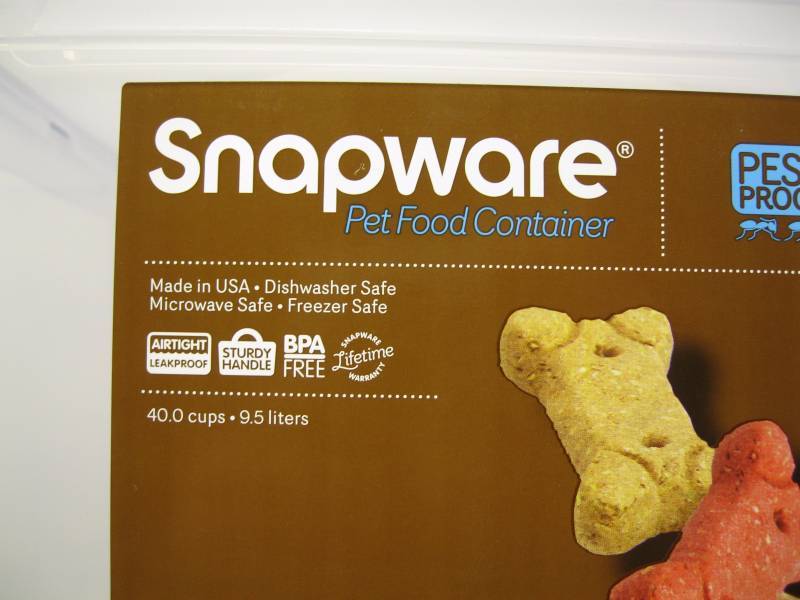 lot 3053 image: Snapware 40.0 cup Food Container wi...