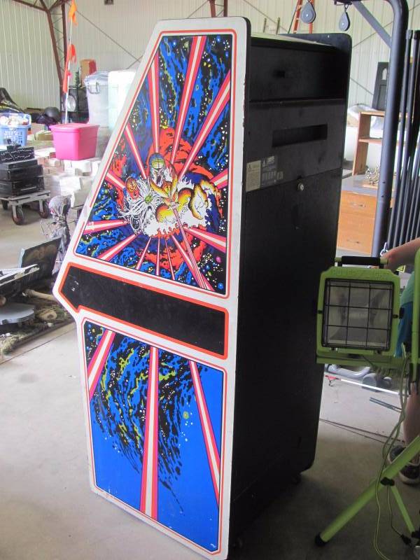 lot 50 image: Original Atari Tempest Arcade Game