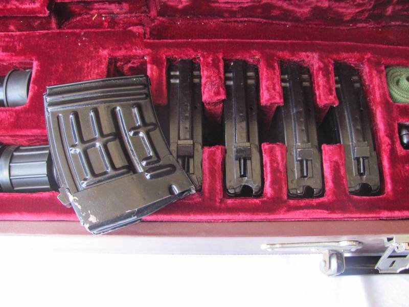lot 96 image: Velvet Antique Style Rifle Gun Case Lot