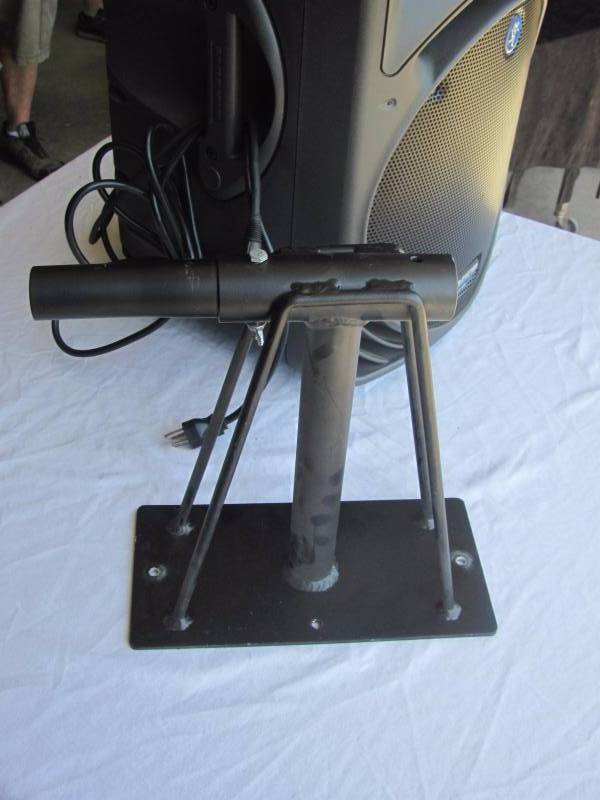 lot 124 image: Mackie SRM450v3 1000 Watts High-Definition Portable Powered Loudspeaker with Stand