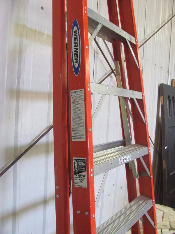 lot 143 image: Werner 12 300lb Step Ladder
