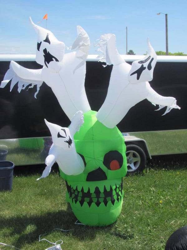 lot 219 image: 9 Skull & Ghosts Inflatable Light Up Halloween Yard Decoration