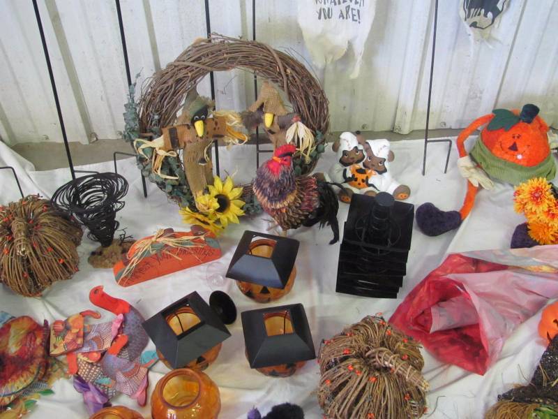 lot 226 image: Halloween Decoration Lot #3