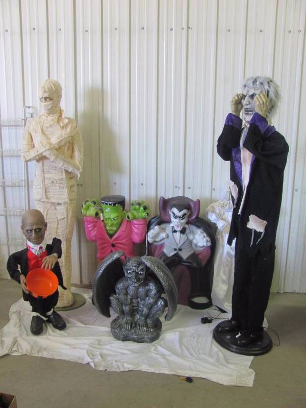 lot 227 image: Halloween Statue Decoration Lot