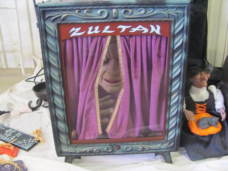 lot 228 image: Halloween Decoration Lot #4