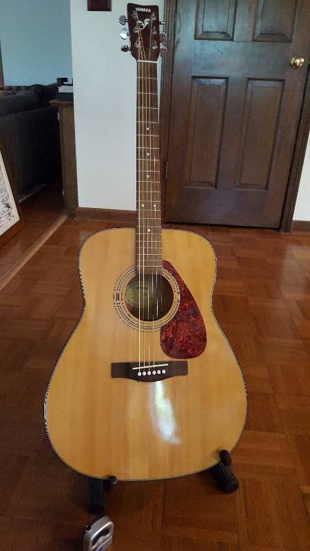 lot 94 image: Guitar Yamaha F325